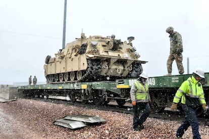 Vários soldados preparam um tanque para transportá-lo para a Europa, em Fort Carson (Colorado), em 2 de dezembro.