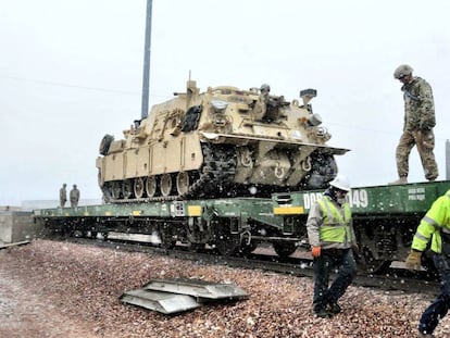 Vários soldados preparam um tanque para transportá-lo para a Europa, em Fort Carson (Colorado), em 2 de dezembro.