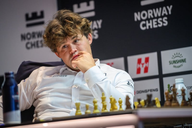Carlsen piensa una de sus jugadas durante la partida contra Praggnanandhaa este martes en Oslo