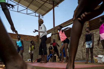 Sylvia García, la directora del programa, hizo pruebas a cientos de niñas, trajo a algunas de ellas a España durante los veranos para entrenarse con los aparatos de los que no disponían en Chad. En 2017, Regina viene por primera vez a entrenar a España durante el verano. Ahora es la entrenadora en el gimnasio de Chad.