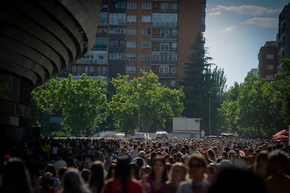 Ambiente en el entorno del estadio Santiago Bernabéu, antes del primero de los dos concierto de Taylor Swift, el 29 de mayo. (Foto: JUAN BARBOSA)