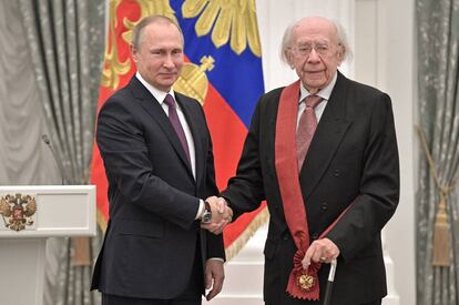 Vladimir Putin condecora a Gennady Rozhdestvensky en un acto celebrado en el Kremlin el pasado año.