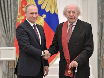 Vladimir Putin condecora a Gennady Rozhdestvensky en un acto celebrado en el Kremlin el pasado año.