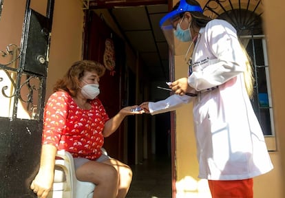 Una mujer recibe un medicamento como parte de la campaña de desparasitación del municipio de Guayaquil, Ecuador.