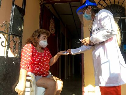 Una mujer recibe un medicamento como parte de la campaña de desparasitación del municipio de Guayaquil, Ecuador.