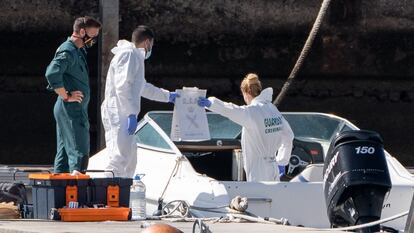 La Policía Científica analiza la embarcación propiedad del hombre desaparecido con sus dos hijas y que fue hallada en alta mar sin sus ocupantes, este viernes.