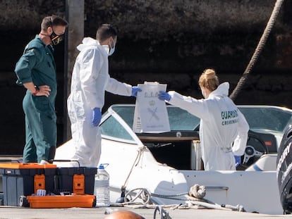 La Policía Científica analiza la embarcación propiedad del hombre desaparecido con sus dos hijas y que fue hallada en alta mar sin sus ocupantes, este viernes.