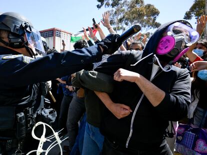 Un policía golpea a un manifestante durante la concentración en apoyo a Palestina, celebrada en la Universidad de California en San Diego este lunes 6 de mayo.