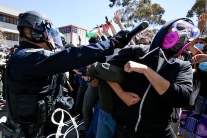 Un policía golpea a un manifestante durante la concentración en apoyo a Palestina, celebrada en la Universidad de California en San Diego este lunes 6 de mayo.