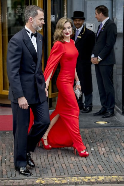 Los Reyes de España asistieron a la celebración de los 50 años del rey Guillermo de Holanda, el pasado 1 de mayo, junto a miembros de otras casas reales. Doña Letizia sorprendió con un vestido rojo de Stella McCartney.