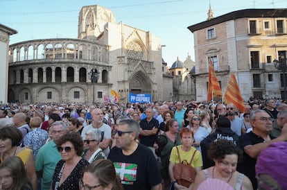 Miles de personas en Valencia durante la concentración para pedir la dimisión de Mazón por la gestión de la dana, este viernes.