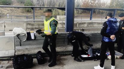 Agentes registran a varios sospechosos durante la operación internacional.