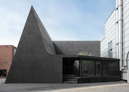 Esta joya brutalista en negro y cemento fue diseñada para la marca coreana Juun J en Seúl por el estudio WGNB.