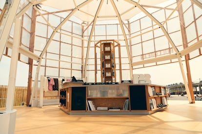 El espacio efímero con cafetería, cabina de DJ y tienda que Pull&Bear ha diseñado en la última edición de Primavera Sound.