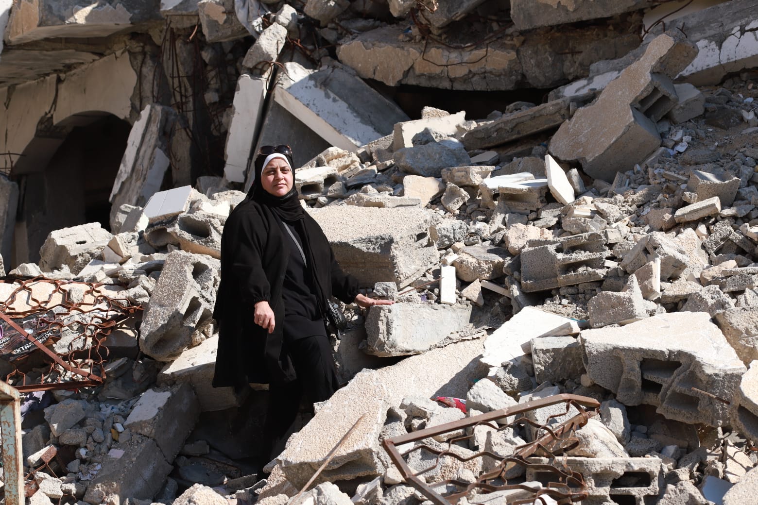 Maysoun Awad sobre las ruinas de su casa en Ciudad de Gaza, en 2024.