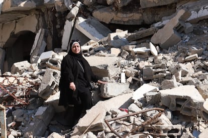 Maysoun Awad sobre las ruinas de su casa en Ciudad de Gaza, en 2024.