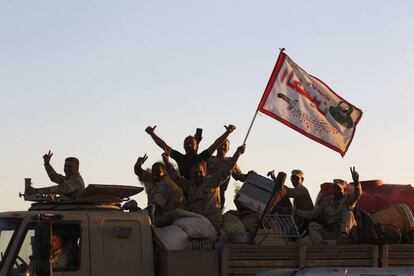 Soldados iraqu&iacute;es celebran sobre su veh&iacute;culo al entrar en Kirkuk este martes.