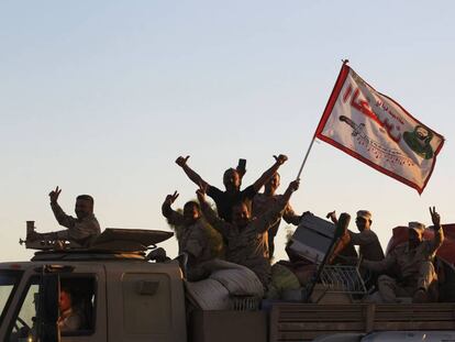 Soldados iraqu&iacute;es celebran sobre su veh&iacute;culo al entrar en Kirkuk este martes.