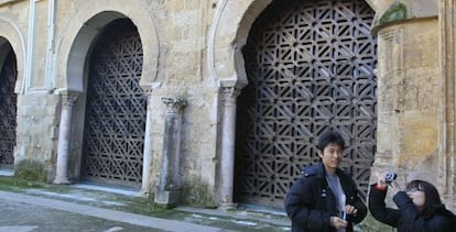 Turistas ante las celos&iacute;as de la Mezquita de Rafael de La-Hoz.