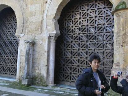 Turistas ante las celos&iacute;as de la Mezquita de Rafael de La-Hoz.