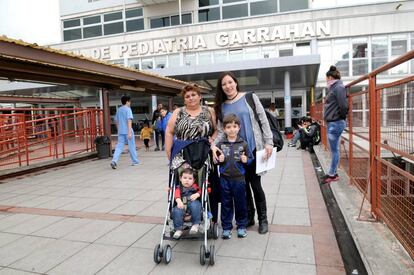 Mar&iacute;a Duprat sale con sus hijos del Garrahan. El mayor acaba de recibir el alta m&eacute;dica tras superar una leucemia. La familia vive en La Pampa, a 700 kil&oacute;metros de Buenos Aires.