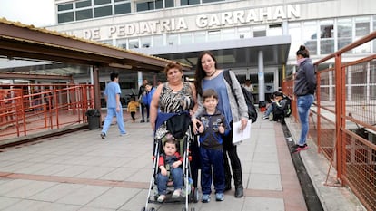 Mar&iacute;a Duprat sale con sus hijos del Garrahan. El mayor acaba de recibir el alta m&eacute;dica tras superar una leucemia. La familia vive en La Pampa, a 700 kil&oacute;metros de Buenos Aires.