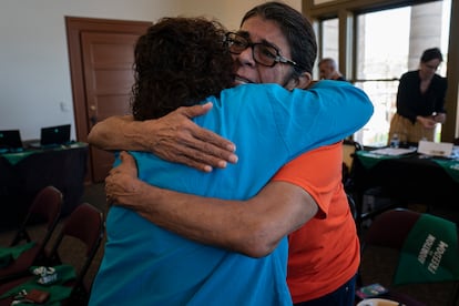 Roxana López, a la derecha, abraza a Morena Herrera, activista salvadoreña, tras compartir su testimonio sobre su aborto, en Nogales, Arizona, el 27 de septiembre.