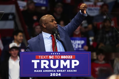 El senador Tim Scott, el viernes en Rock Hill, donde hizo de telonero de Trump en el multitudinario mitin que este concedió en la localidad de Carolina del Sur.