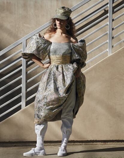 Vestido de jacquard laminado de Leonard Haute Couture (Mitchells Palm Springs), vaqueros blancos de Levi’s de los ochenta (Scout), gorra de lentejuelas de Jean Paul Gaultier (Squaresville), aretes de lentejuelas de Prada, calcetín de deporte y zapatillas Vans (del estilista). Perfeccionador de la piel Touche Éclat Blur Primer, de Yves Saint Laurent.