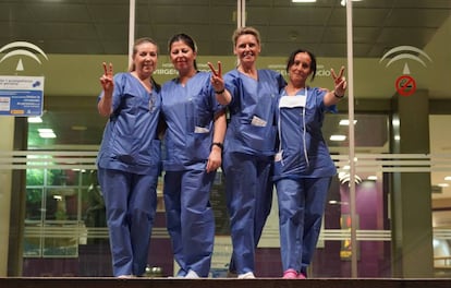 Personal sanitario del Hospital Virgen del Rocío de Sevilla agradece los aplausos de los ciudadanos por su labor. / J. HELLÍN