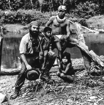 Miguel de la Quadra-Salcedo, en 1964, con miembros de la tribu noanamá.