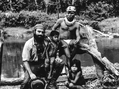 Miguel de la Quadra-Salcedo, en 1964, con miembros de la tribu noanamá.