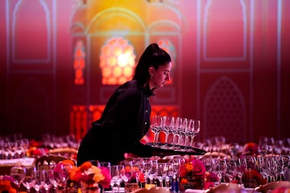 Una camarera termina de preparar el salón para el baile de la Rosa en Mónaco. Este año, la temática elegida para la gala benéfica ha sido Bollywood.  