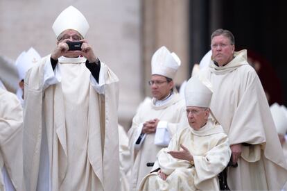 Un cardenal toma una foto antes del comienzo de la ceremonia de canonización de Juan Pablo II y Juan XXIII.
