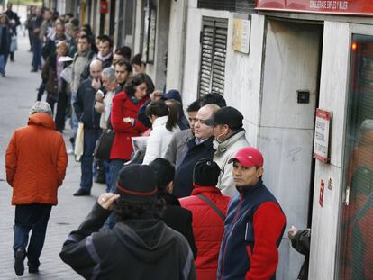 Cola en una oficina del Inem en Madrid