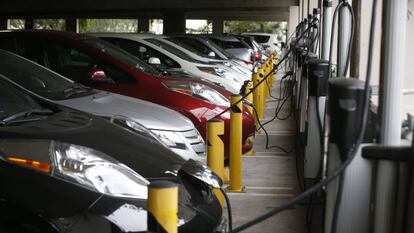 Una fila de coches eléctricos en un aparcamiento de Estados Unidos.