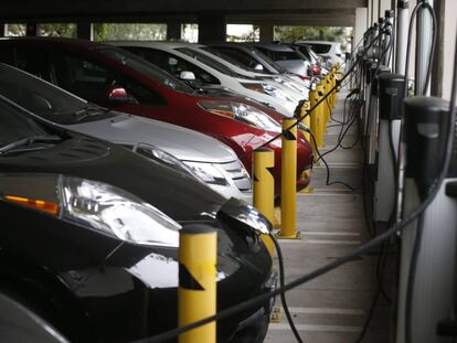 Una fila de coches eléctricos en un aparcamiento de Estados Unidos.