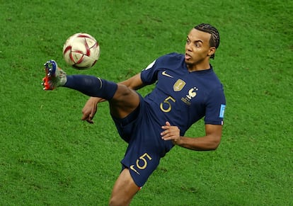 El francés Jules Koundé controla un balón. 