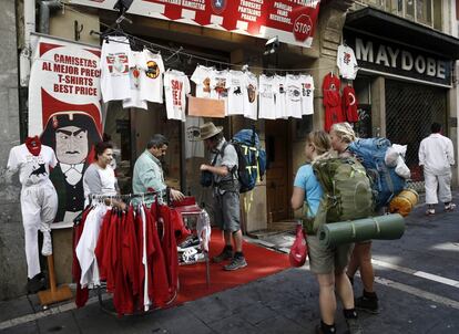 Compras en una tienda de atuendos de San Fermin en la jvíspera del tradicional 'Pobre de mí' que pondrá punto y final a los Sanfermines 2014.