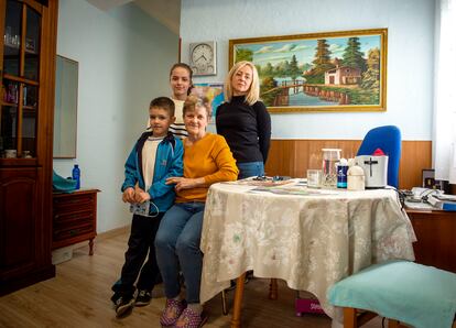 Halyna Rybachok, junto a su hija Olena y sus nietos.