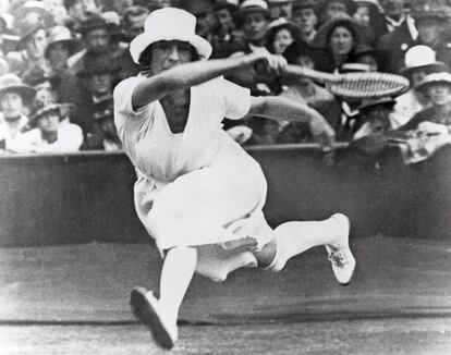 La francesa Suzanne Lenglen es una de las mujeres más reconocidas en el circuito profesional de tenis de la historia. Lenglen cogió por primera vez una raqueta en 1910, por razones médicas. Con tan solo 16 años, ella se convirtió en la campeona más joven en este deporte y gracias a su influencia mediática Lenglen consiguió que el tenis dejara de ser una actividad minoritaria a jugarse de forma mayoritaria. En la imagen, Lenglen golpea una pelota en un partido en Bélgica, en 1920.
