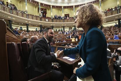 La presidenta del Congreso de los Diputados, Meritxell Batet, saluda al líder de Vox, Santiago Abascal.