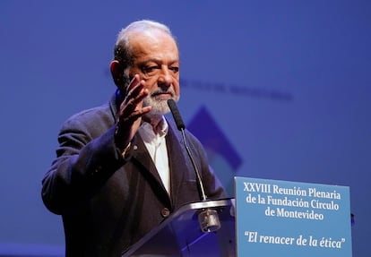 El empresario mexicano Carlos Slim da un discurso mientras participa en los debates de XXVIII Reunión Plenaria de la Fundación Círculo de Montevideo, este jueves, en el Centro Niemeyer de Avilés.