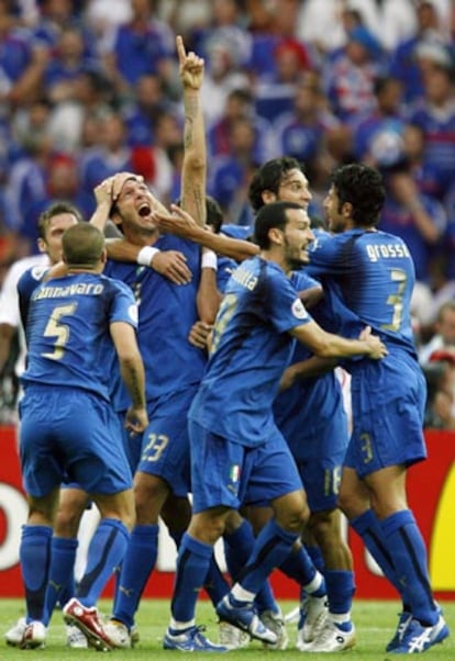 Italia celebra el Italia celebra el gol del empate, en la foto, Marco Materazzi señala al cielo el gol recién marcado.