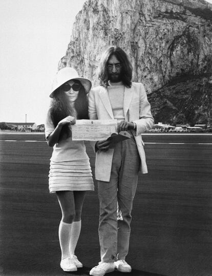 John Lennon y Yoko Ono en su boda en Gibraltar.