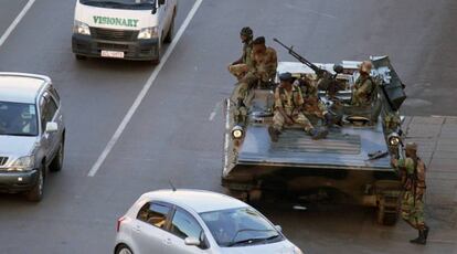 Soldados controlan una carretera en Harare, capital de Zimbabue, el 15 de noviembre de 2017.