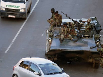 Soldados controlan una carretera en Harare, capital de Zimbabue, el 15 de noviembre de 2017. 