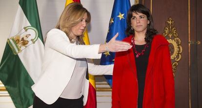 Susana Díaz i Teresa Rodríguez en la seva primera reunió, el 26 de març.