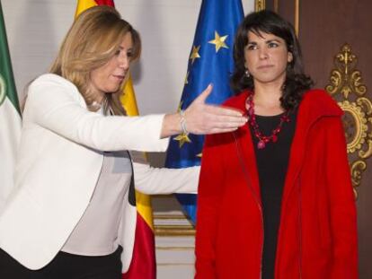 Susana Díaz i Teresa Rodríguez en la seva primera reunió, el 26 de març.