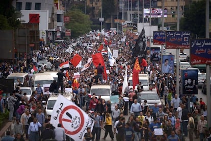 Manifestantes marchan por las calles de El Cairo para protestar contra Morsi.